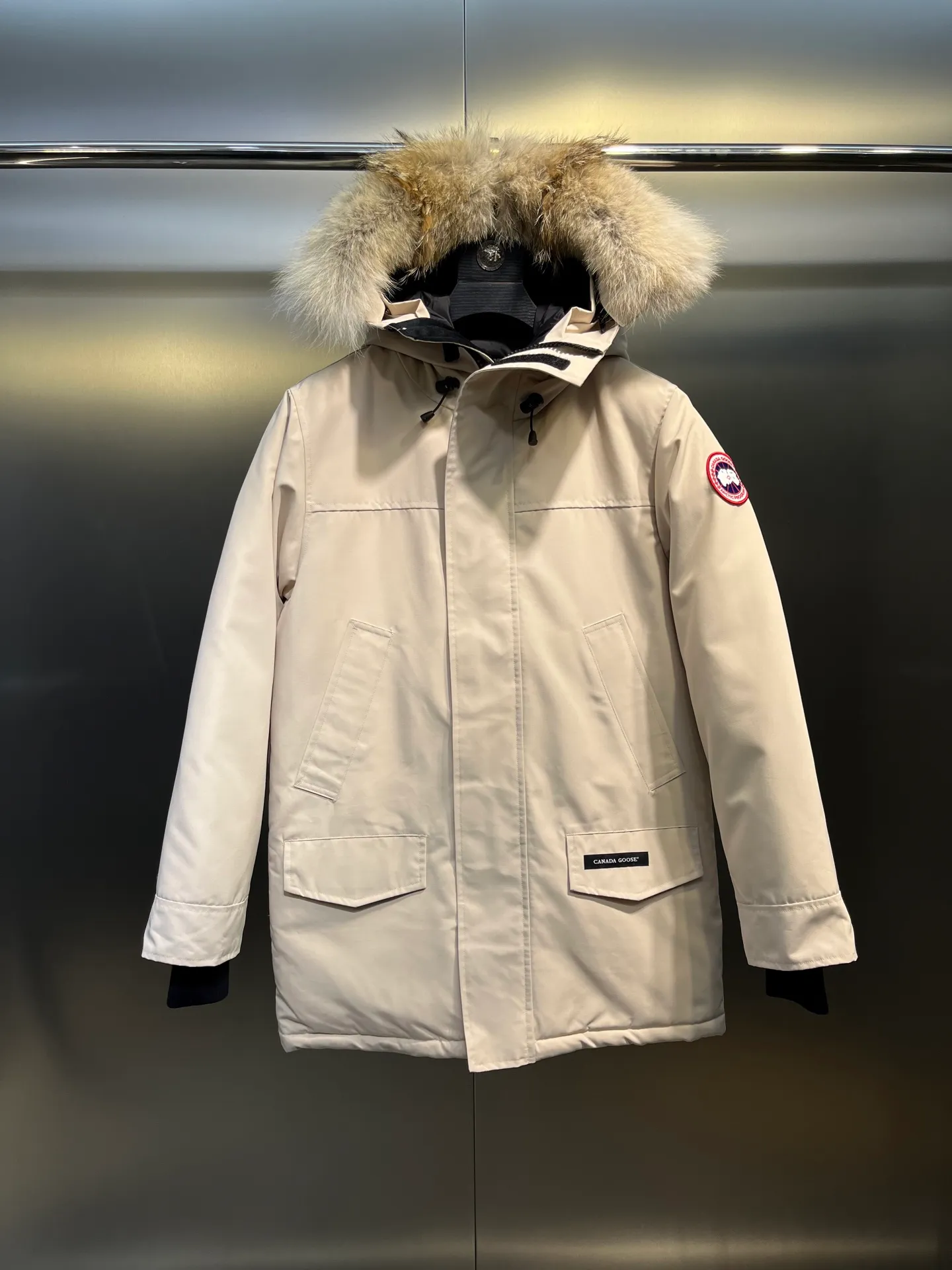P840 𝘾𝘼𝙉𝘼𝘿𝘼 𝙂𝙊𝙊𝙎𝙀Big Goose 13# The design of Big Goose 13 is simple and elegant, a little longer than the 08 model, more suitable for men and suitable for business people. This down jacket is popular for its simple design, which is not only practical but also has a certain sense of fashion. In terms of applicability, the Daye 13 model provides good thermal insulation performance. Its thermal insulation coefficient is level 5, which can provide enough warmth and is suitable for wearing in cold environments. In addition, the Daye 13 model also has a high cost performance. Compared with other models, it provides a better balance between price and performance, making it more competitive in the market.  size：xs-xxl